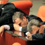 parlamentari dormind