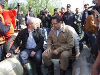 Nu se dezice: Pentru că a plouat mult în Ploiești, Ponta a venit la DNA cu o barcă trasă de jandarmi. Foto exclusiv
