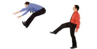 Soluții la blocajul economic din Primăria Ploiești. Dacă dai un leu desenezi primarul pe față, iar pentru cinci lei le poți da un șut în cur viceprimarilor