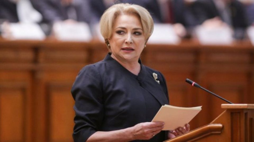 În cadrul unui summit CE, premierul Viorica Dăncilă a ros pupitrul, după ce hârtia cu discursul i-a fost zburată de curent
