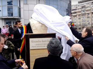 După dezvelire, bustul lui Cuza a plecat într-un control inopinat la Hale
