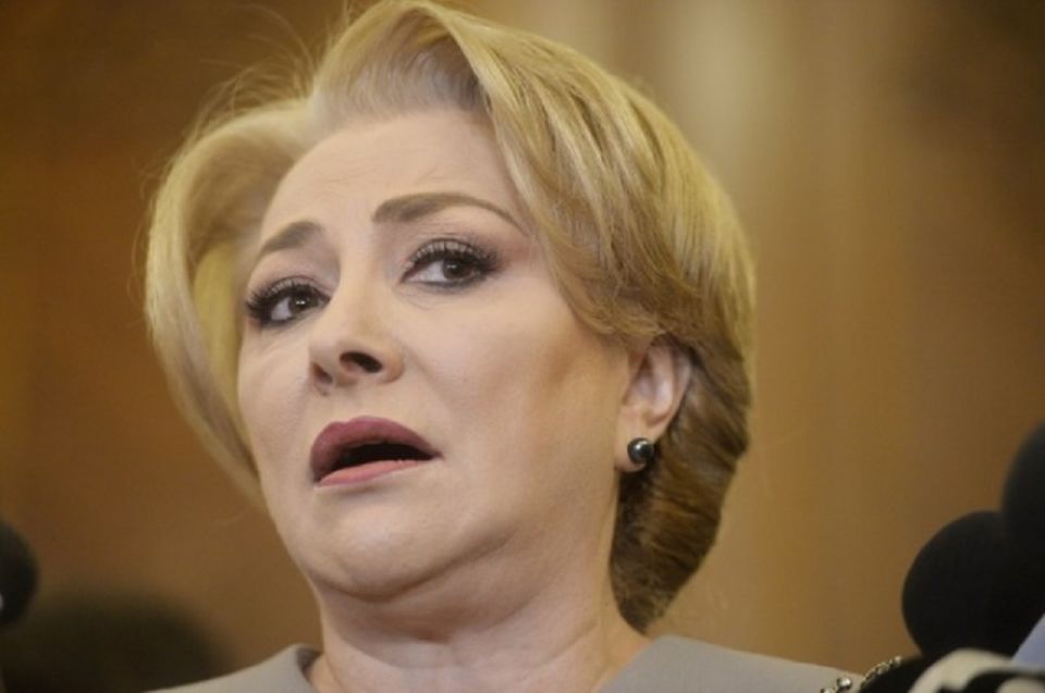 Prea bătută-n cap! În loc să remanieze miniștrii, Viorica Dăncilă le-a remaiat ciorapii