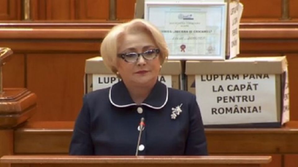 A picat epuizată, la fel ca Maradona! După discursul din Parlament, Viorica Dăncilă a fost dusă pe brațe în lojă