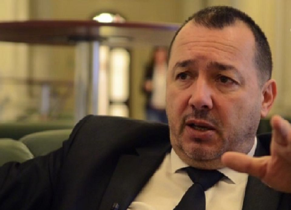 După ce i-a făcut proști pe manifestanții din Victoriei și a zis că are o mitralieră pregătită, deputatul Cătălin Rădulescu revine: „Dacă mă enervez, poate le sug și pula”