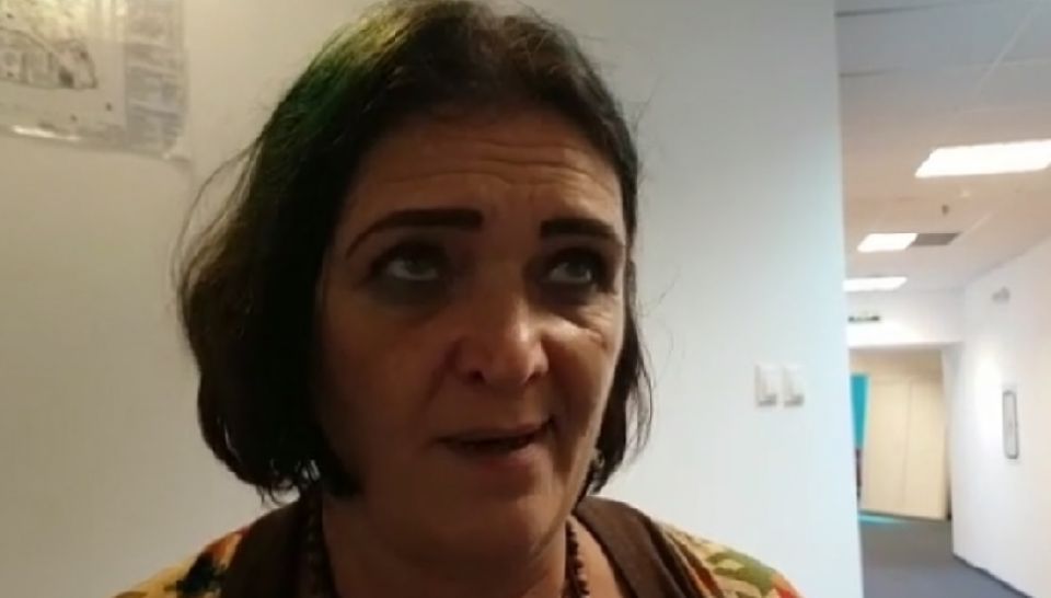 Cristina Herția a schimbat PUG-ul Ploieștiului și a mutat din pix sediul primăriei cu 10 metri, rezultând că, de fapt, fumează afară