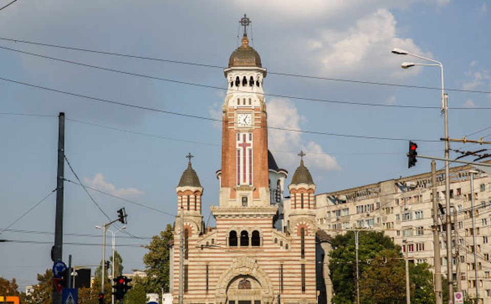 Preoții Catedralei din Ploiești, apel disperat către primarul Volosevici: Nu mai țipați de vizavi, că n-auzim slujba!