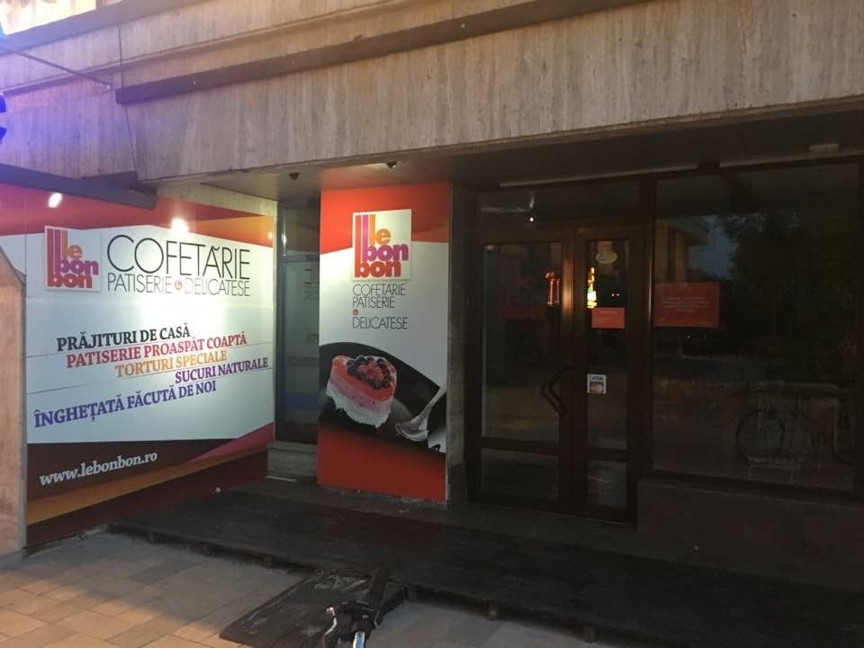 Cofetăria Le Bonbon m-a ajutat să văd corect, după 38 de ani de întuneric: sunt un nesimțit. Mulțumesc!