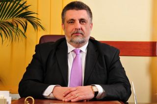 Grigore-ntr-o Ureche continuă cronica dedicată Consiliului Local Ploiești. Astăzi, avocatul George Botez