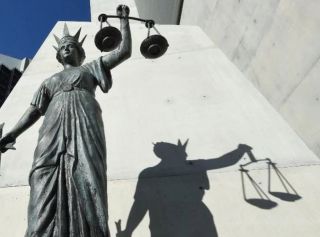 De ce este în România absurdul la ordinea zilei 