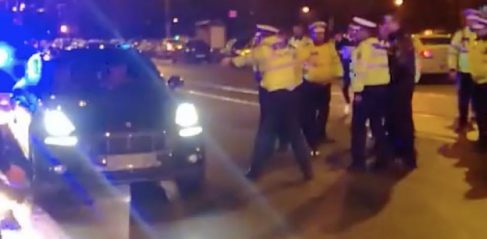 Situație fără ieșire: Polițiștii români l-au prins pe Ghiță, însă nu îl pot aresta fiindcă s-a blocat în mașină și le face semne obscene