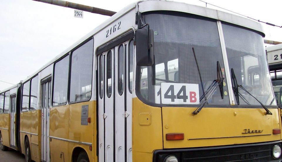 Regia de transport vinde la fier vechi 23 de autobuze cu tot cu pensionari în ele, că nu vor să coboare