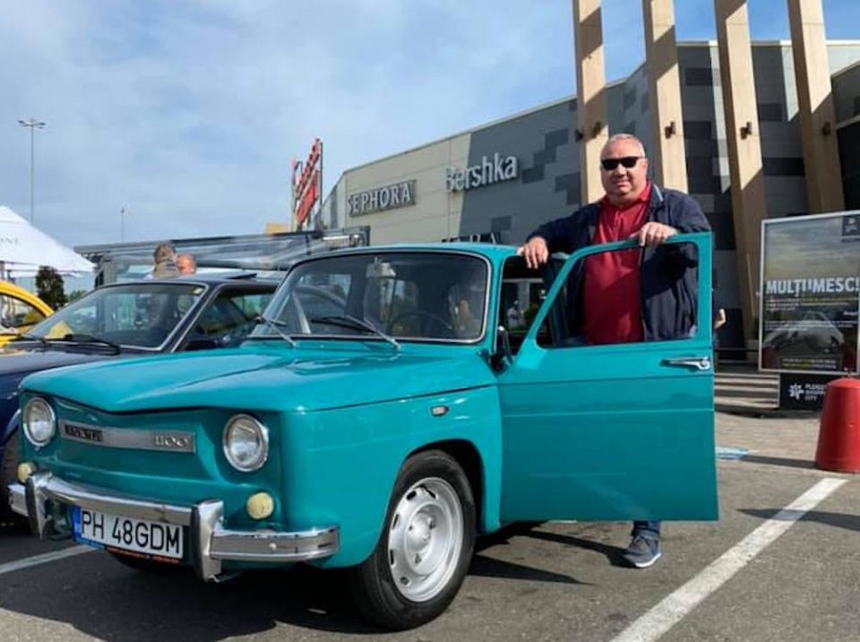 Instantaneu: Cristi Ganea, directorul ADI Deșeuri, amenințând o Dacia 1100 că se urcă-n ea