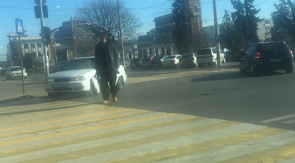 De câțiva ani, tipul ăsta se împleticește zilnic prin centrul Ploieștiului, iar vara umblă în pula goală printre mămici și copii, pe Republicii. Iar pe statul român îl doare tot fix în pulă