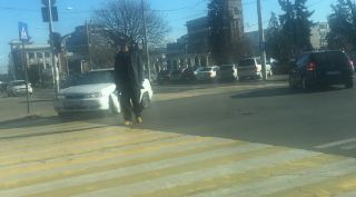 De câțiva ani, tipul ăsta se împleticește zilnic prin centrul Ploieștiului, iar vara umblă în pula goală printre mămici și copii, pe Republicii. Iar pe statul român îl doare tot fix în pulă